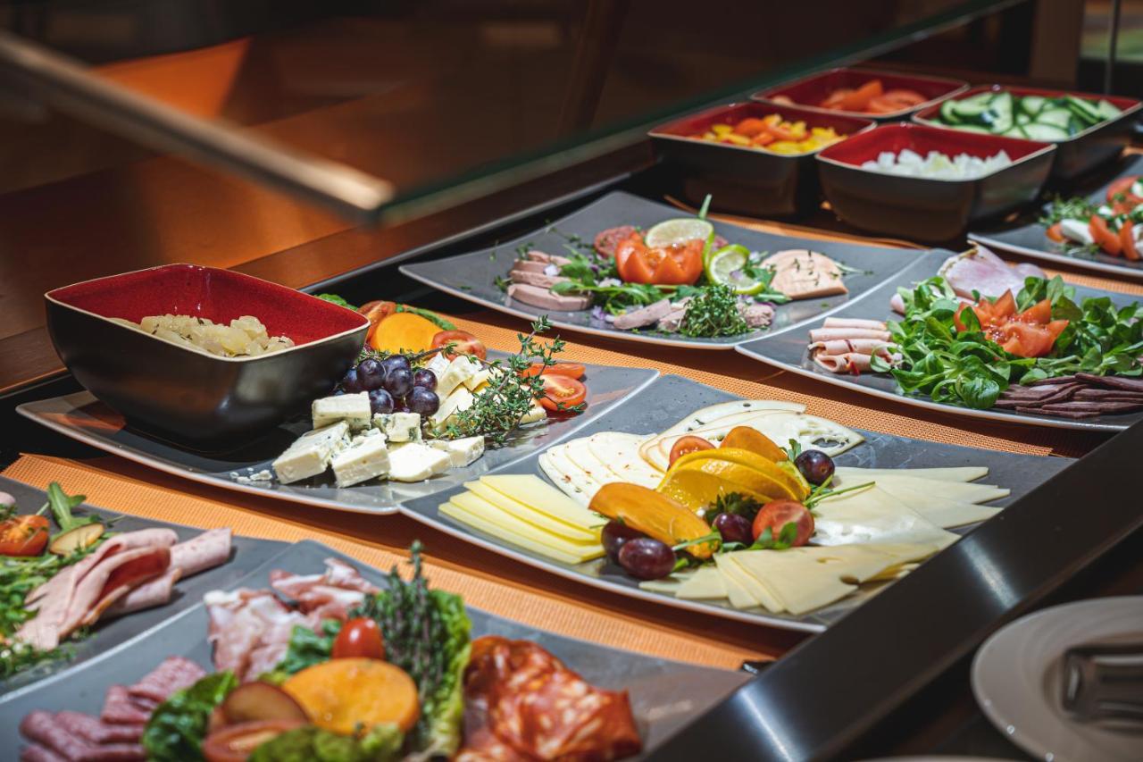 Food Hotel Нойвид Экстерьер фото